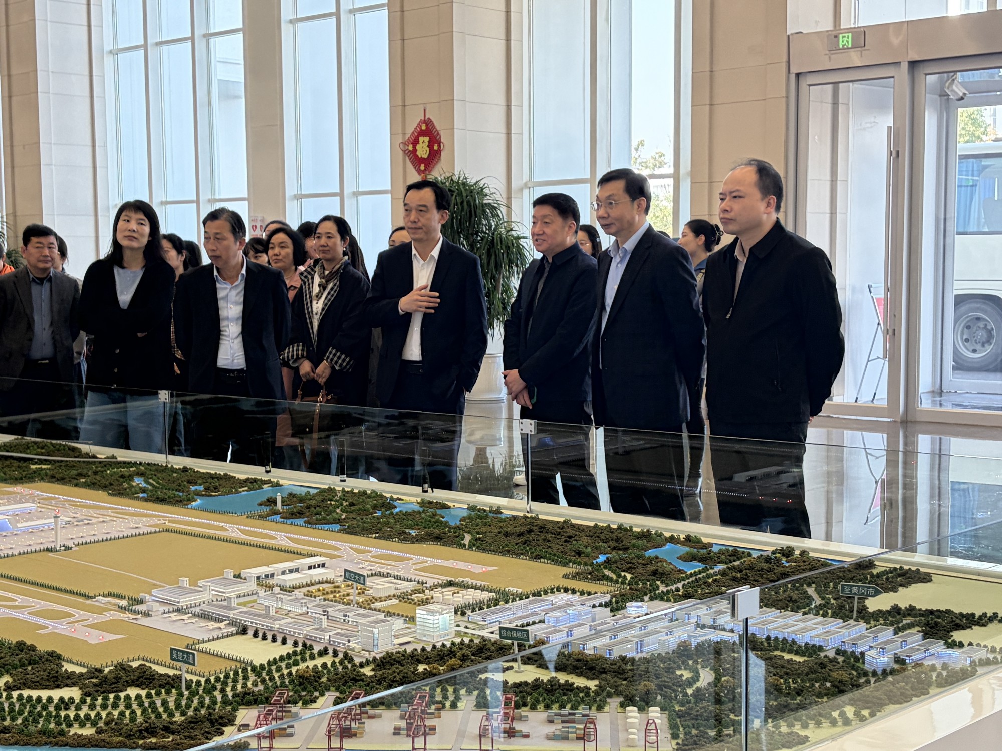 <a href="./xwzx/sjdt/202511/t20251114_733821.html">跟跑“临空速度” 践行“花湖精神”  ——以审计担当护航鄂州高质量发展</a>