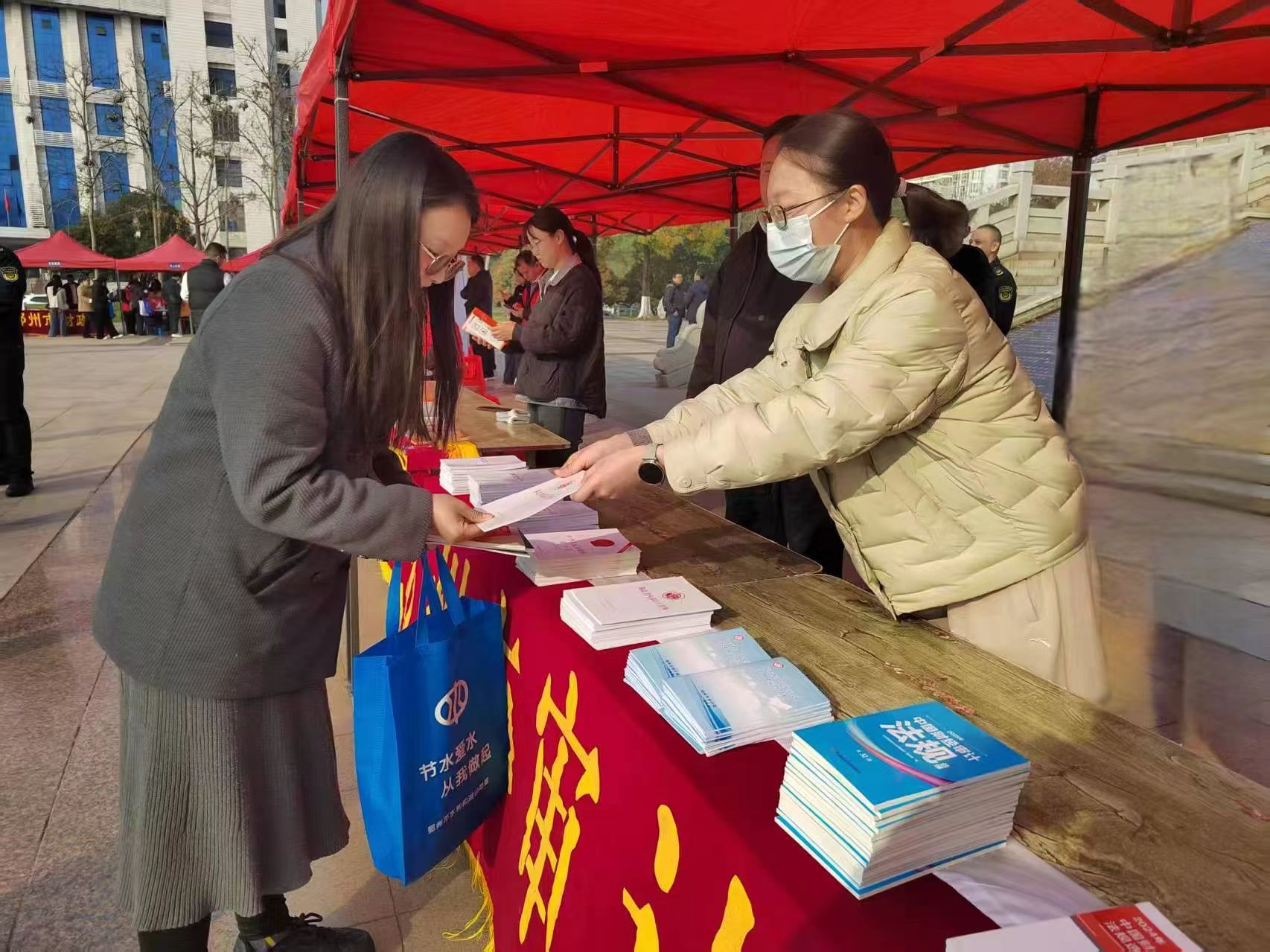 <a href="./xwzx/sjdt/202512/t20251204_737375.html">鄂州市审计局开展2025年“宪法宣传周”系列活动</a>